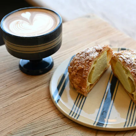 【逗子】毎日完売の「ピスタチオのクリームパフ」を海辺やプールサイド?で